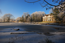 900062 Gezicht op de Kromme Rijn en het landhuis Oud Amelisweerd (Koningslaan 9) te Bunnik, tijdens winterse omstandigheden.